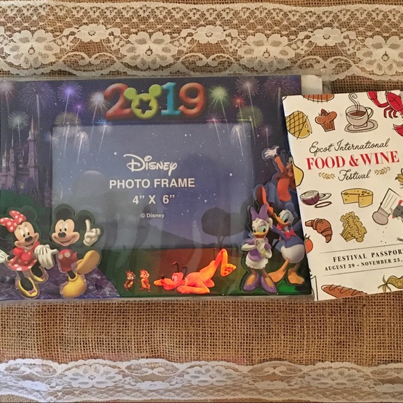 🏰 BNWT 2019 Disney Vacation Frame with Characters - Picture 2 of 6